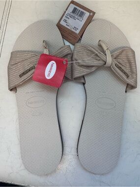 NWT Havaianas Metallic Bow Flip Flops